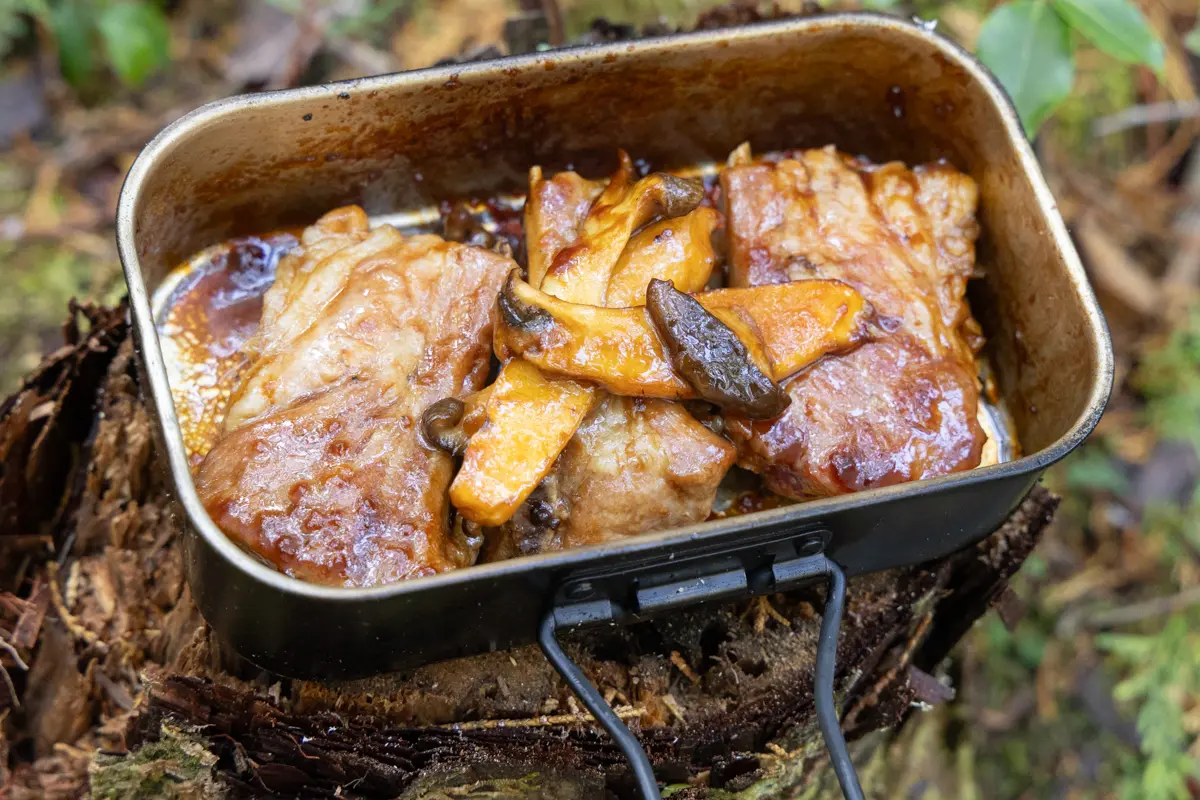 雷鳥飯盒+BBＱのたれで作る、さばいどる かほなんの極旨キャンプ飯 