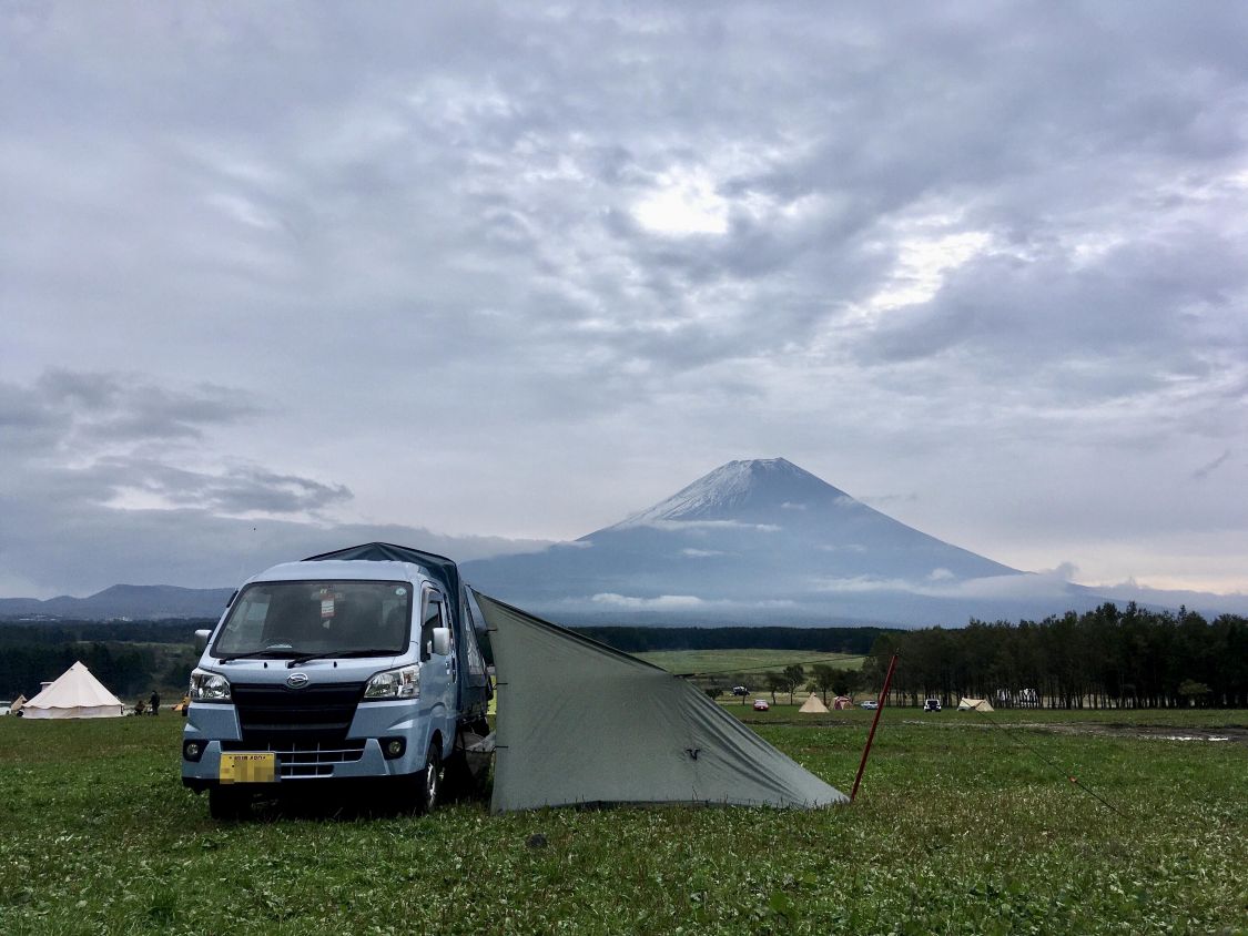 テントを張った軽自動車と富士山