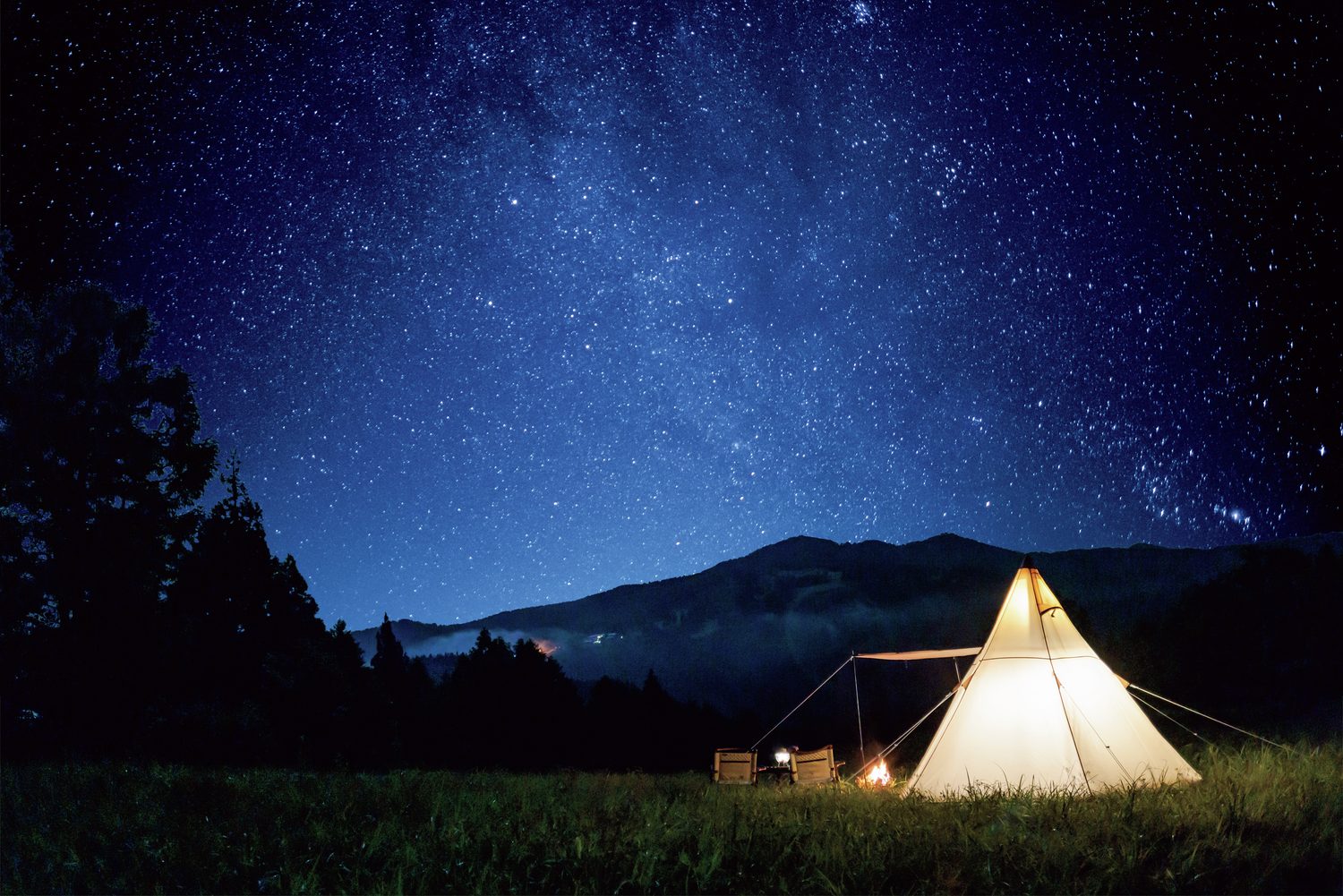 星がきれいな場所に設営した白いテント