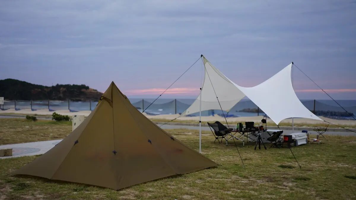 海沿いのテントとタープ