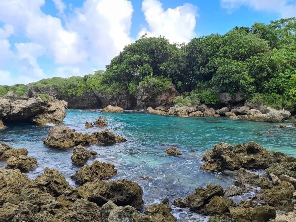 岩場のある海