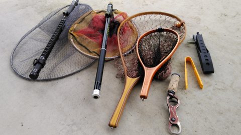 タモ網、フィッシュグリップ…釣り初心者必携のランディングツール3選