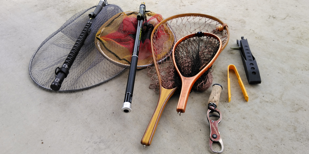 タモ網、フィッシュグリップ…釣り初心者必携のランディングツール3選