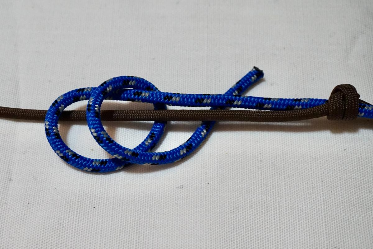 もう一方のロープについても片方の紐を2回巻き込むようにします。