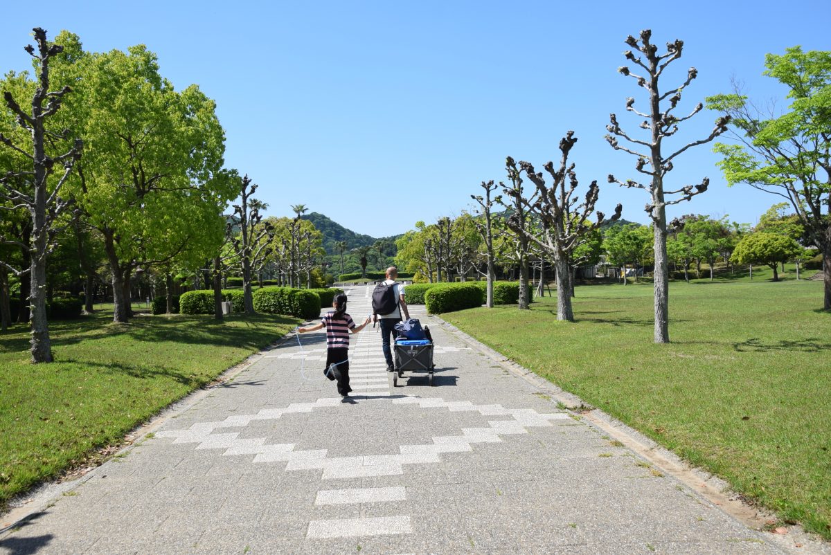 公園内でキャリーワゴンを引く