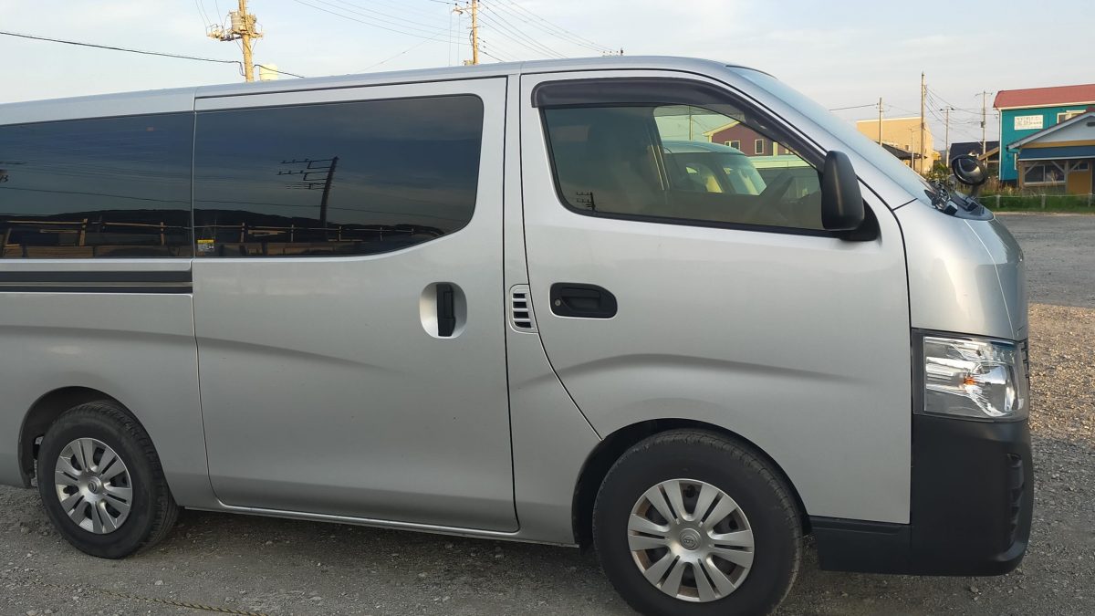 駐車場に停車した車の様子。