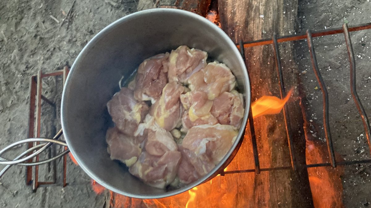 バターチキンカレーを作っている様子