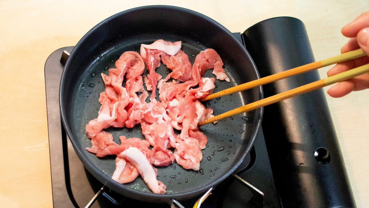 豚こま切れ肉を炒める