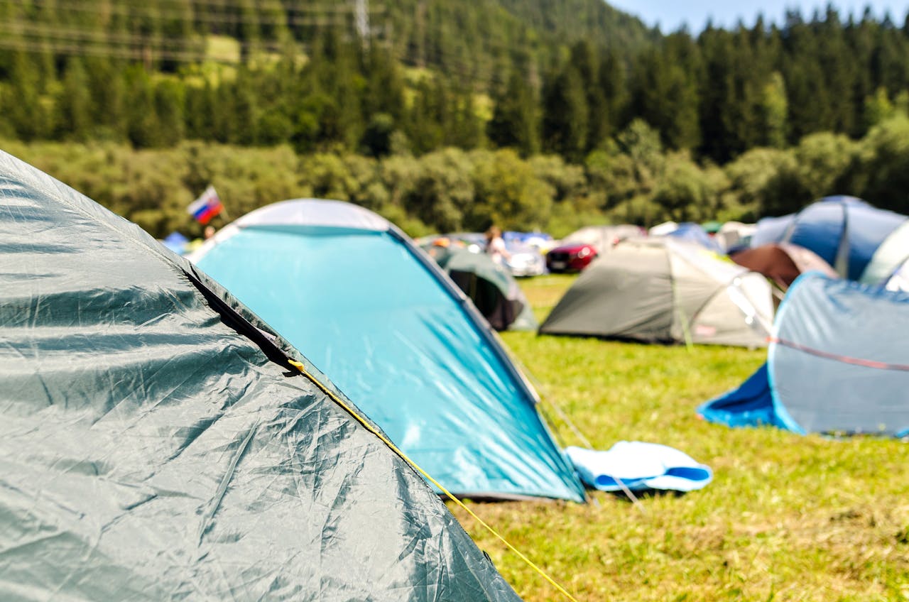 テントがぎっしりのキャンプ場