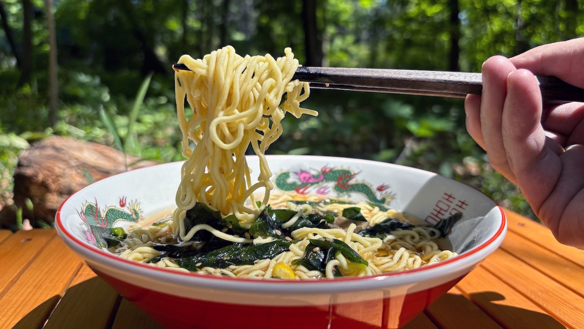 キャンプでもラーメン丼でラーメンを食べたって、いいじゃない！「あえて」食器を使ってみよう