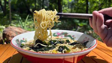 キャンプでもラーメン丼でラーメンを食べたって、いいじゃない！「あえて」食器を使ってみよう