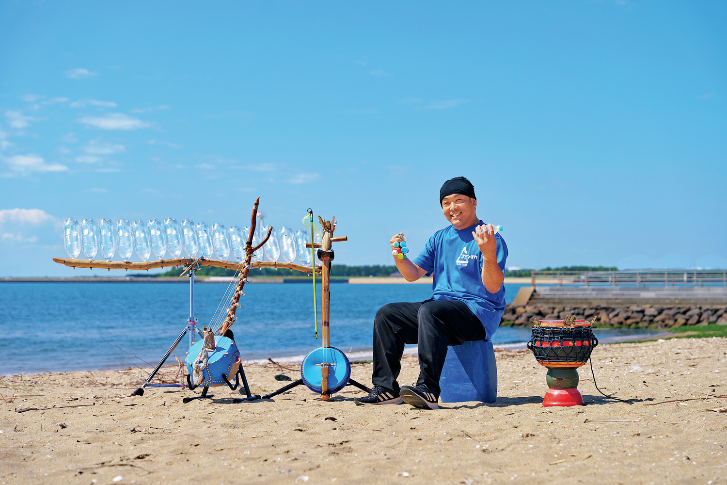 水辺で拾った海洋ゴミで楽器作りはいかが？夏休みの自由研究にもおすすめ