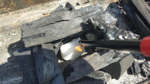 バーベキューで使う炭には種類がある？必要な量から火の付け方まで解説！
