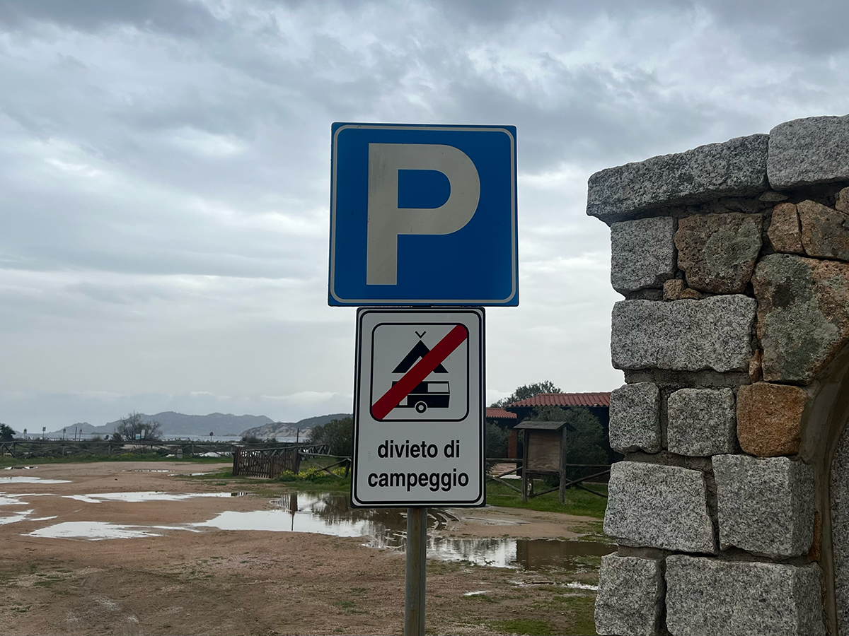 車中泊禁止の標識