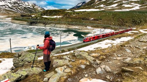 スイスの世界遺産・ベルニナ鉄道に沿って走る車中泊旅！氷河の湖を望む絶景ハイキングも