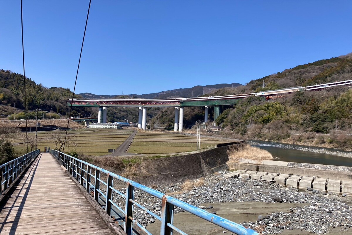 登山口に向かう吊り橋