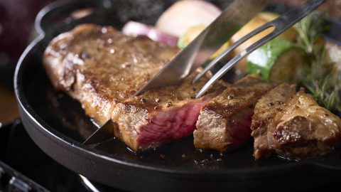 岩谷産業「ステーキ鉄板プレート」はカセットこんろで分厚いステーキが焼けるのだ！