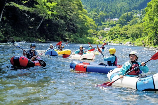 川でボートに乗る人々