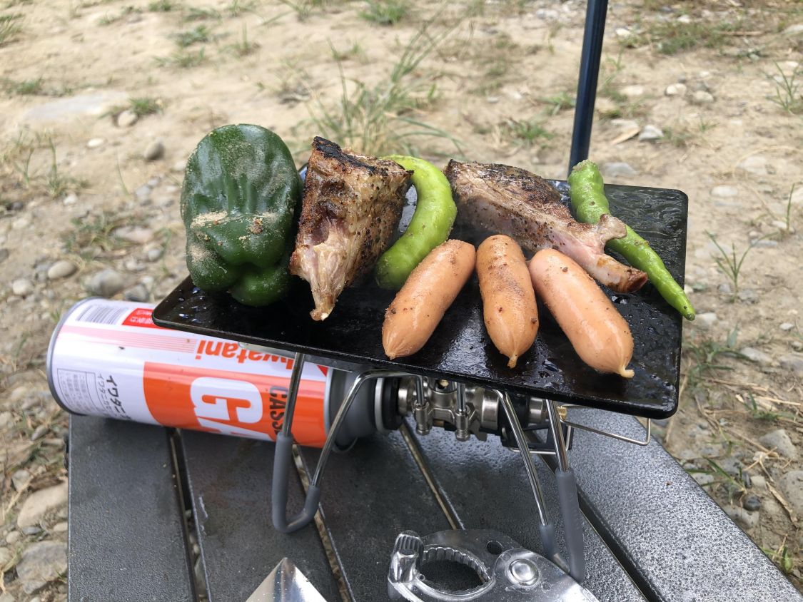 鉄板で肉や野菜を焼く様子