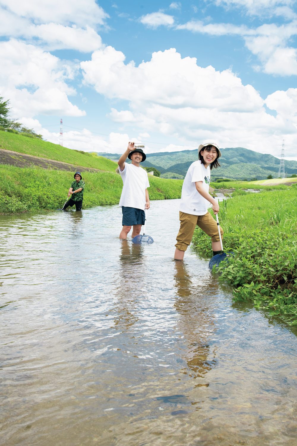 川で遊ぶ大人