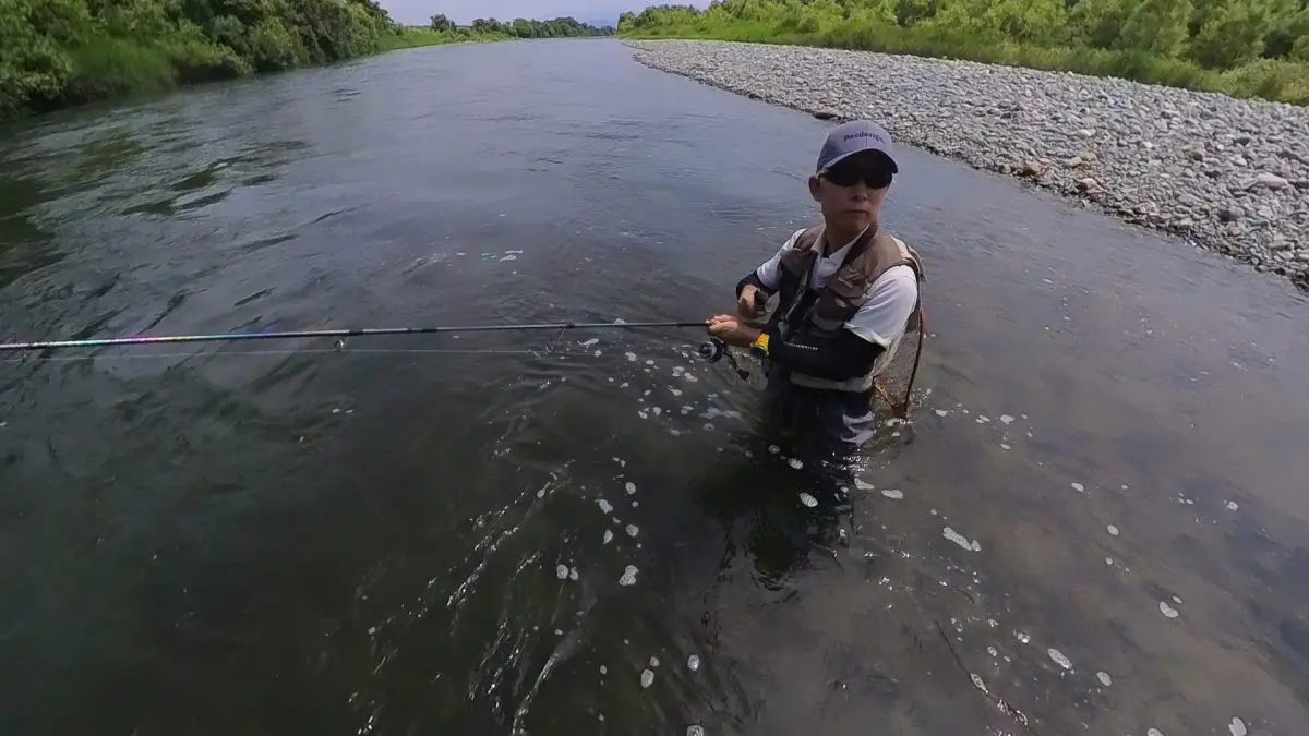 川で釣りをする人