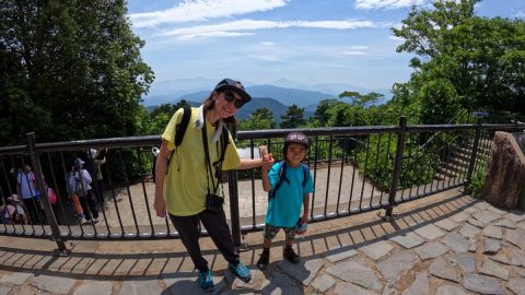 灼熱の高尾山でプチ富士登山練習！６号路の清涼感あふれる道中で6歳次男も大喜び