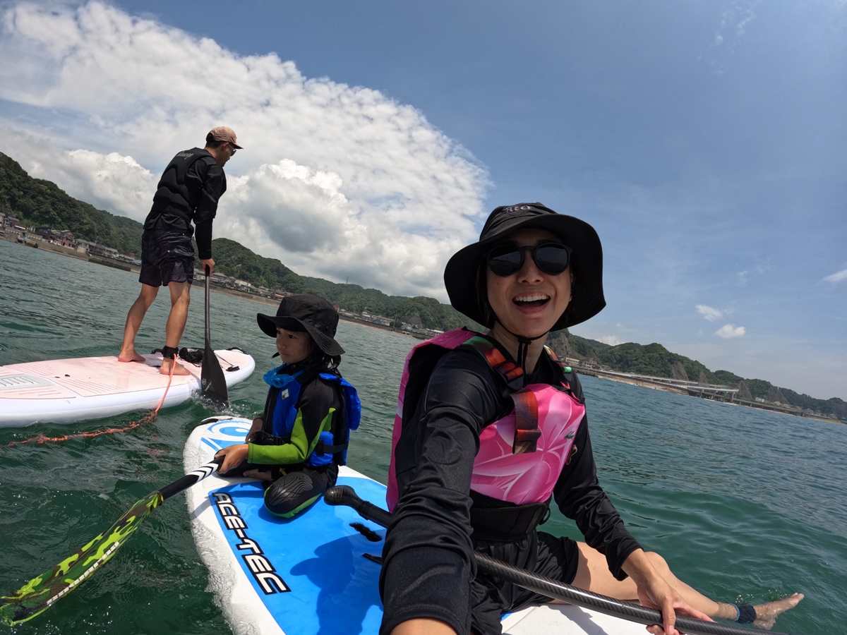 勝浦の町を海上から眺める