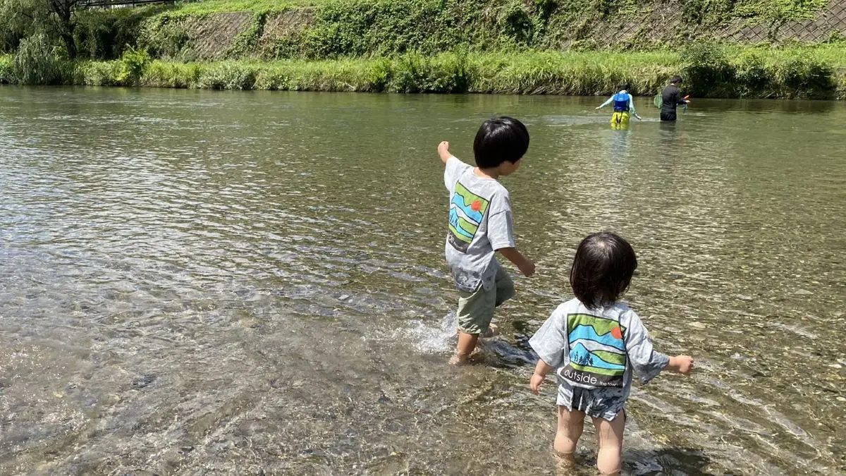 川で遊ぶ子ども