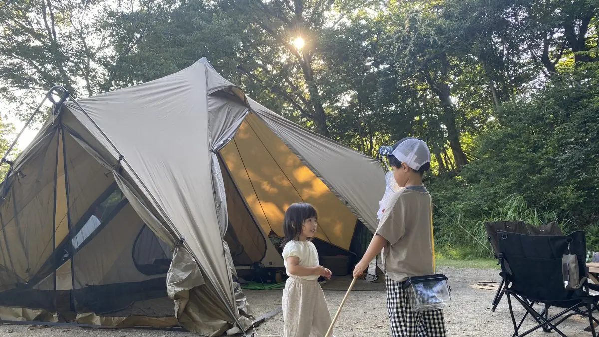 テント前で遊ぶ子ども