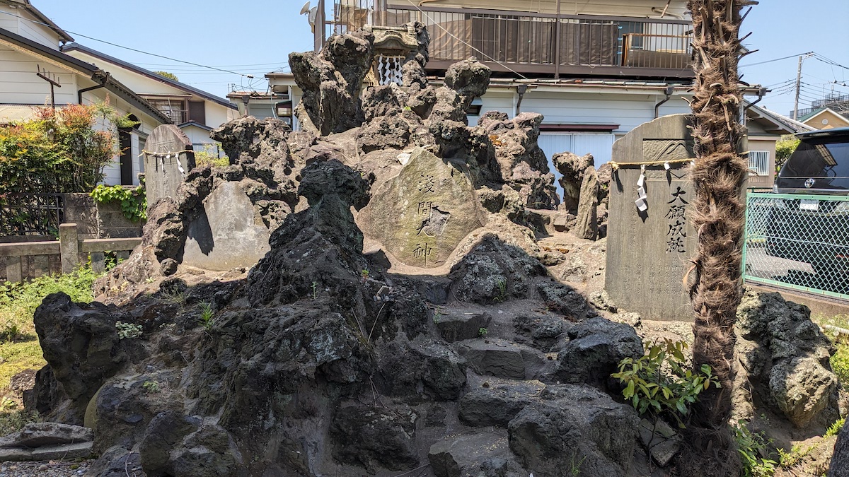 高さ2mながら富士山の魅力が詰まった江戸川区の富士塚とは？【プロハイカー斉藤正史のTOKYO山頂ガイド File.65】