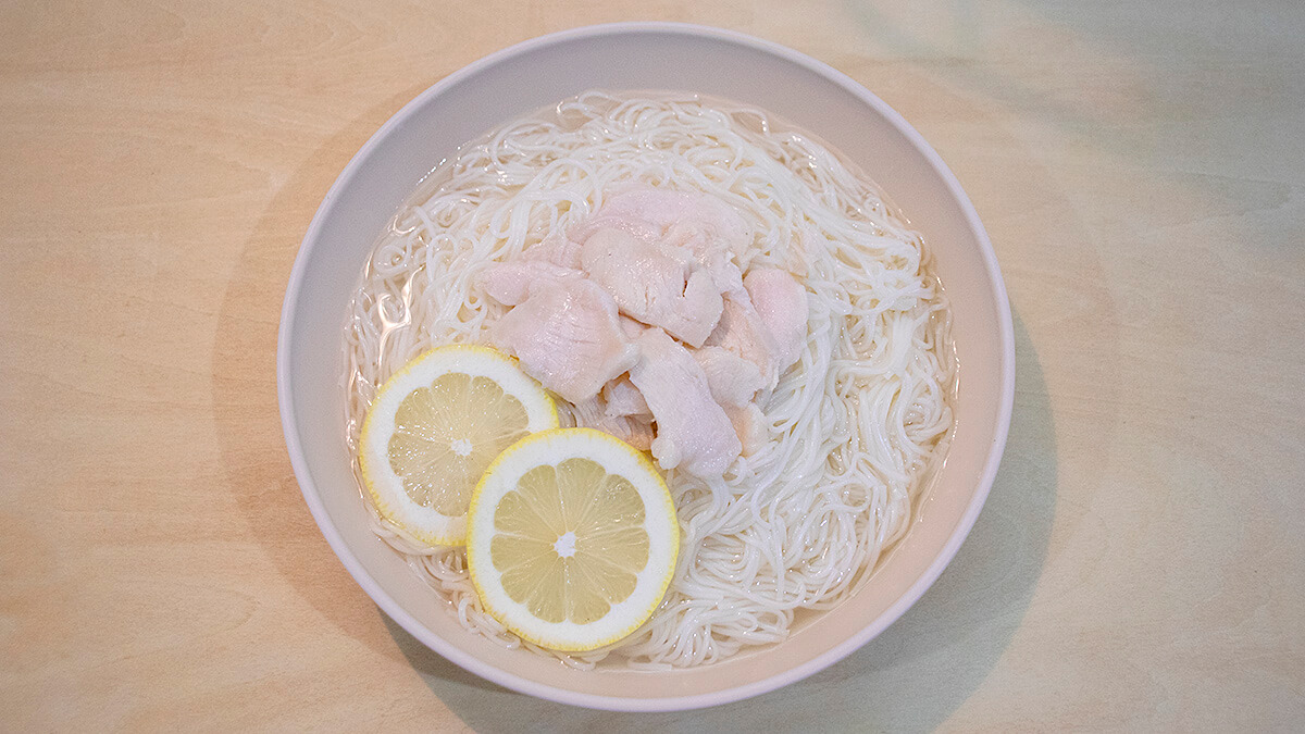 お皿に麺と具材を盛り付ける