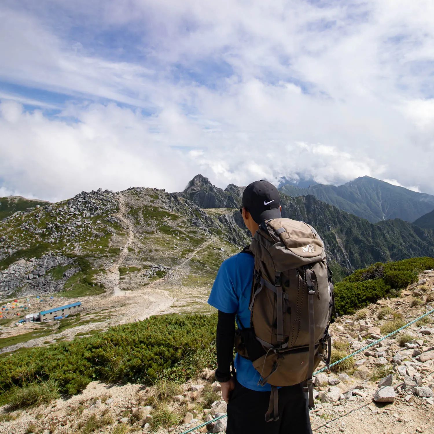 山を見つめる登山者