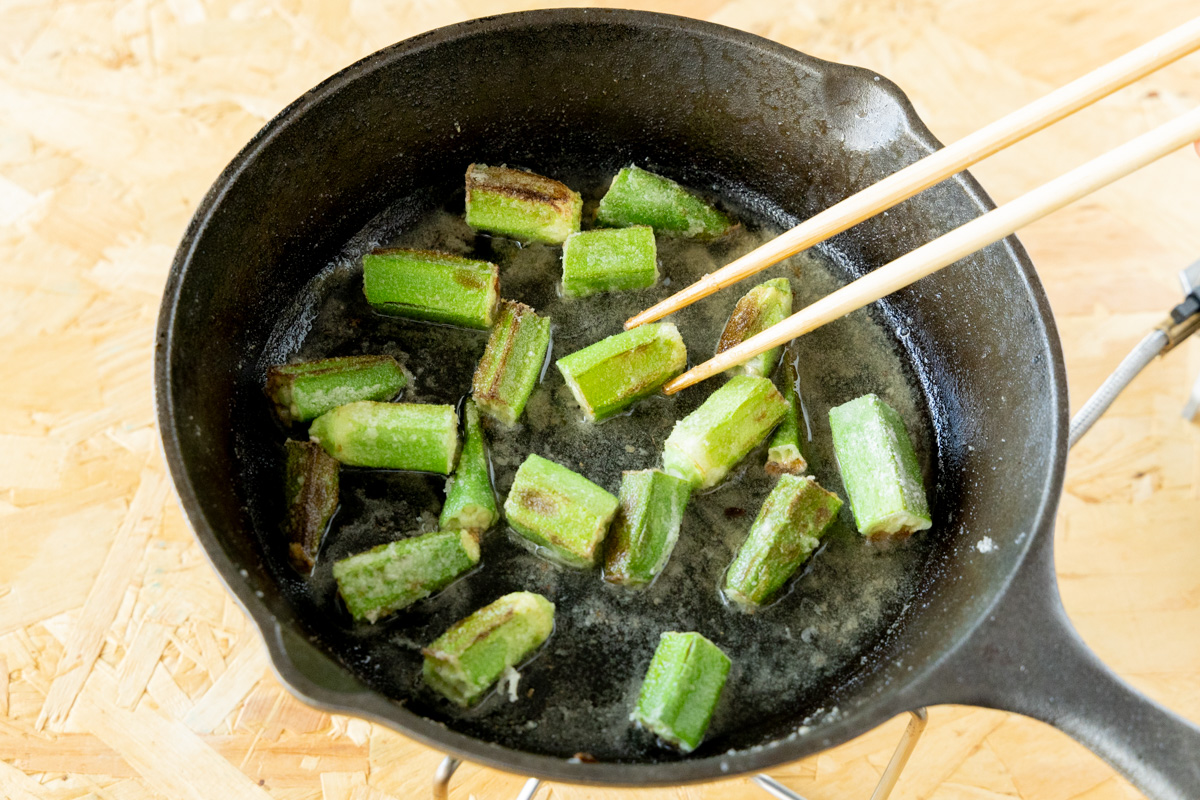 おくらを少量の油で揚げ焼きにする