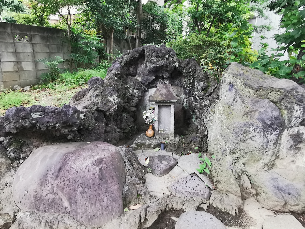 葛飾区・四つ木白髭神社の鳥居脇にひっそり佇む富士塚【プロハイカー斉藤正史のTOKYO山頂ガイド File.84】