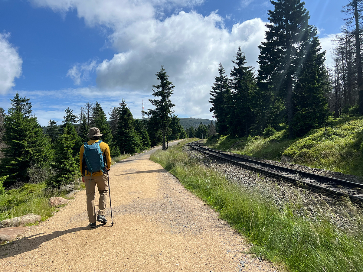 線路沿いの登山道