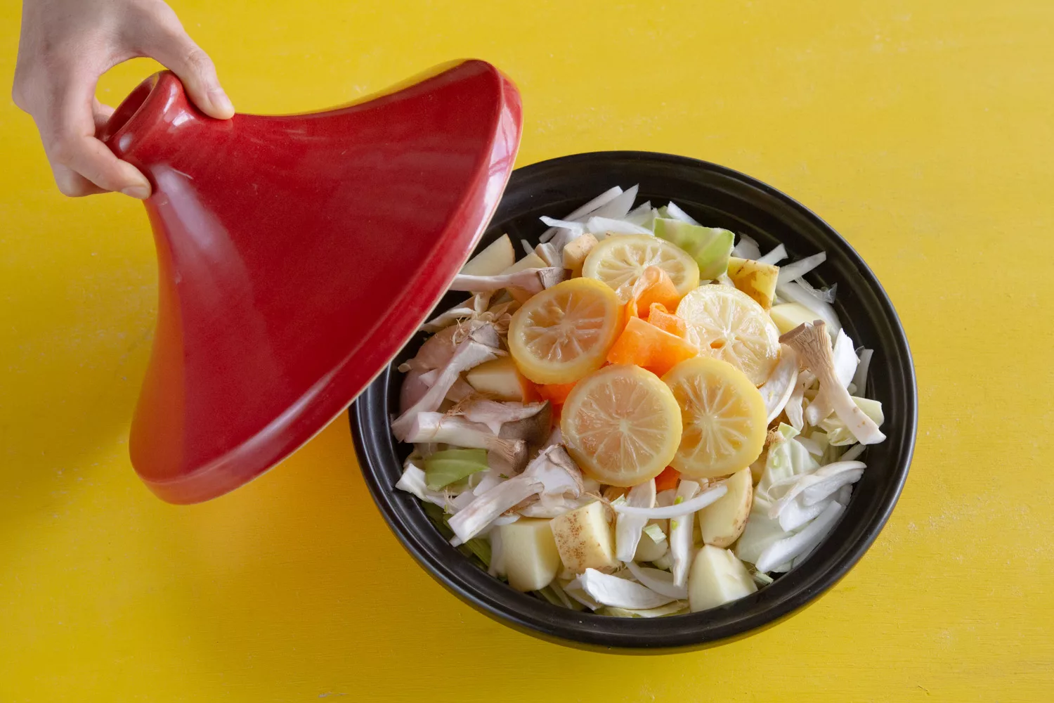 食材が入ったタジン鍋