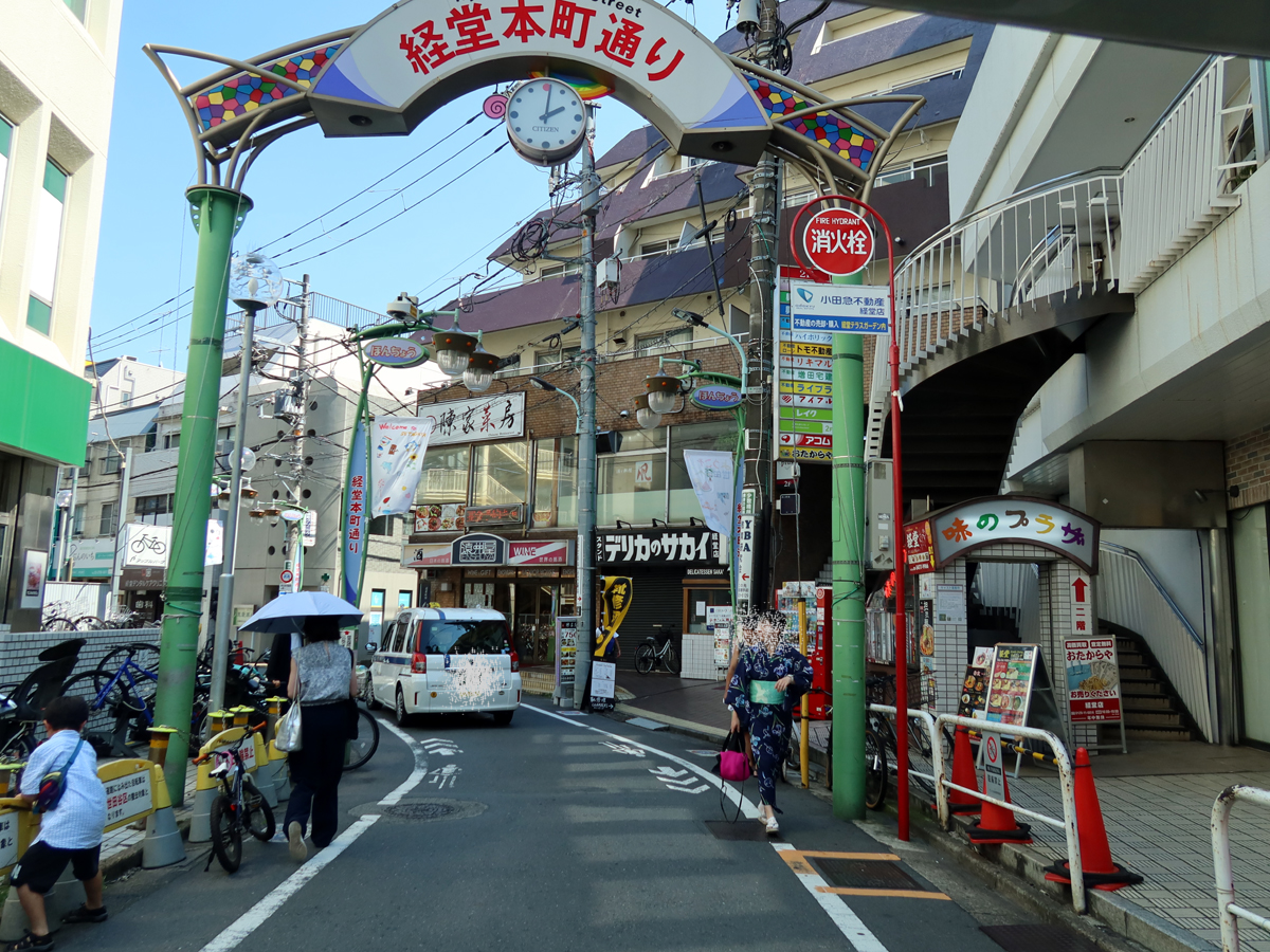 世田谷・経堂の狭い商店街