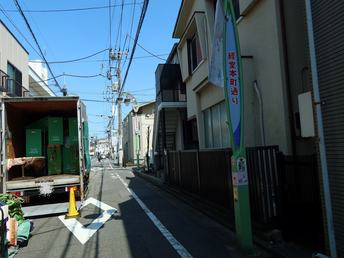 路上駐車の車を避けて走る