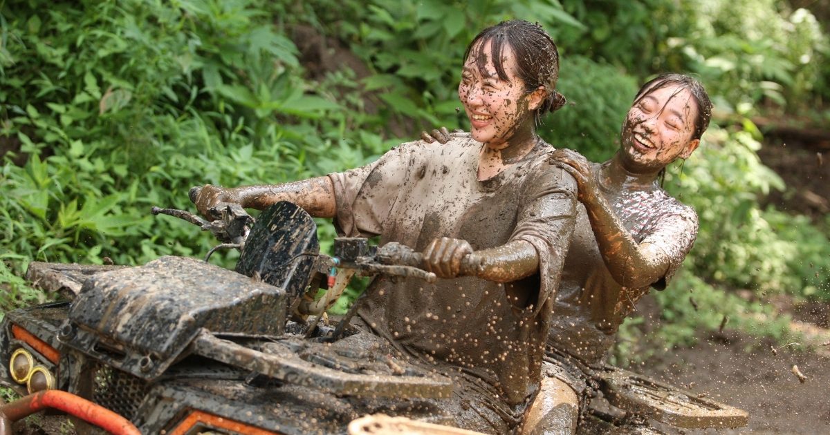 ４輪バギーで泥んこ遊び！専用コースなら安心して思いっきり楽しめるのだ