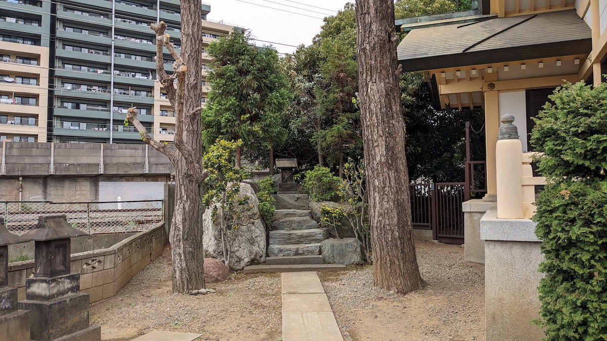 総武線のそばにさりげなく佇む葛飾区新小岩の富士塚【プロハイカー斉藤正史のTOKYO山頂ガイド File.77】