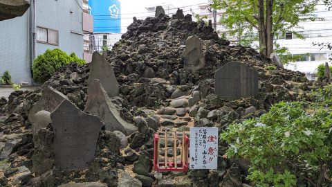 富賀岡八幡宮にある砂町の富士塚は溶岩に覆われ、複数の登山口が【プロハイカー斉藤正史のTOKYO山頂ガイド File.80】