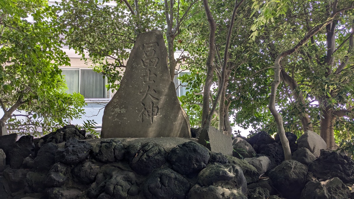 葛飾区・葛西神社にある高さ2.5mの登れる富士山へ【プロハイカー斉藤正史のTOKYO山頂ガイド File.86】