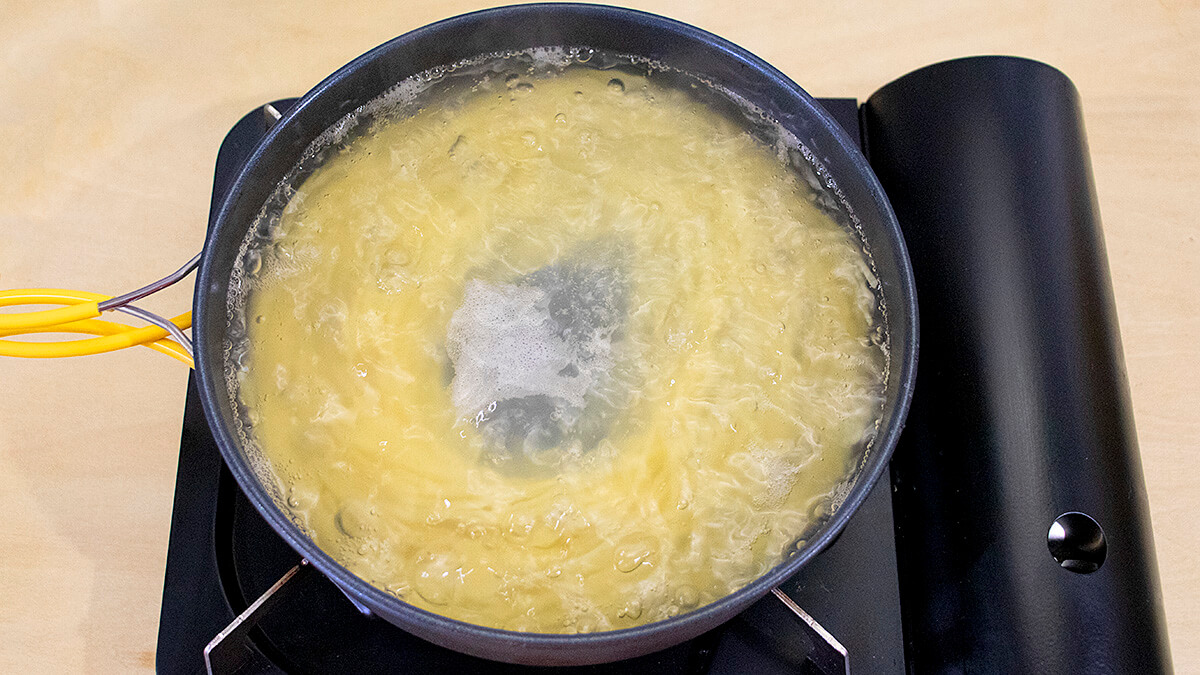 フライパンでスパゲッティを茹でる