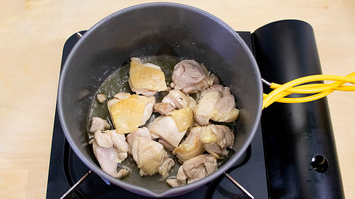 鶏もも肉を炒める