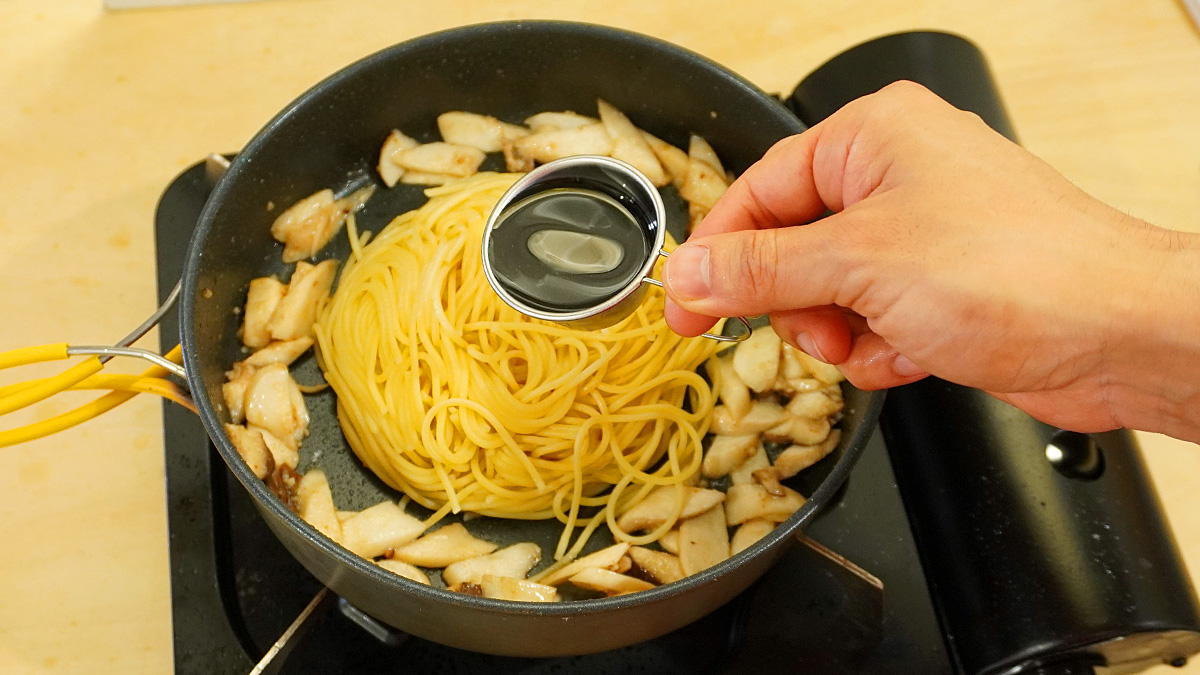 スパゲッティとめんつゆを加える