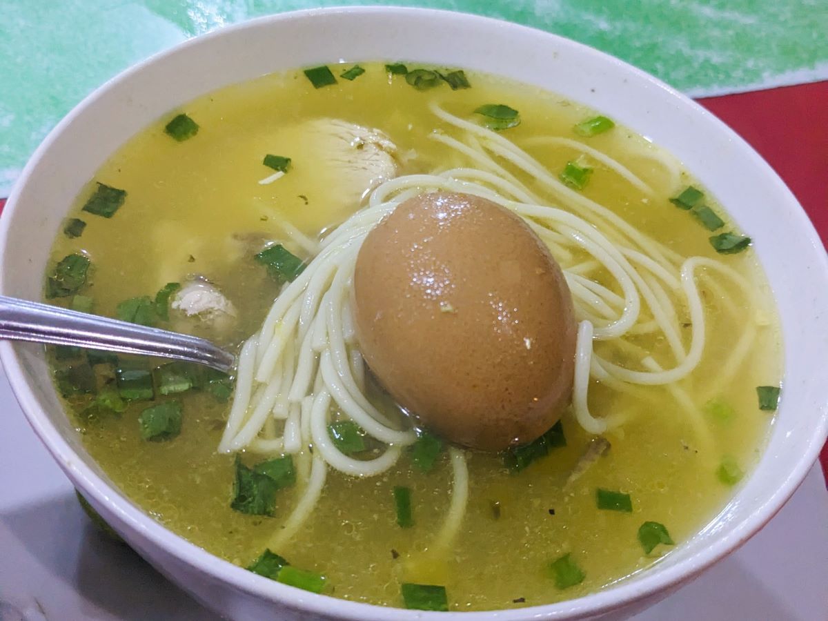 殻付きゆで卵のチキンヌードルスープ