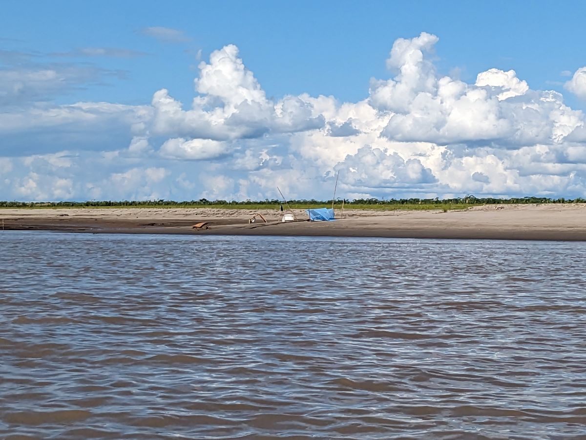 遠くの浜にあるテント