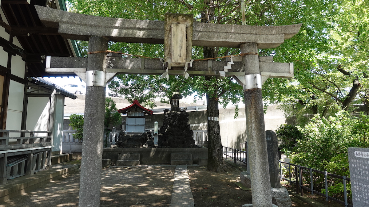 足立区の宮城氷川神社境内にある小ぶりながら急峻な富士山【プロハイカー斉藤正史のTOKYO山頂ガイド File.93】