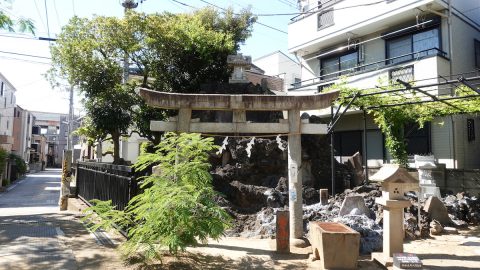 およそ100年にわたり親しまれてきた綾瀬稲荷神社の富士山【プロハイカー斉藤正史のTOKYO山頂ガイド File.94】