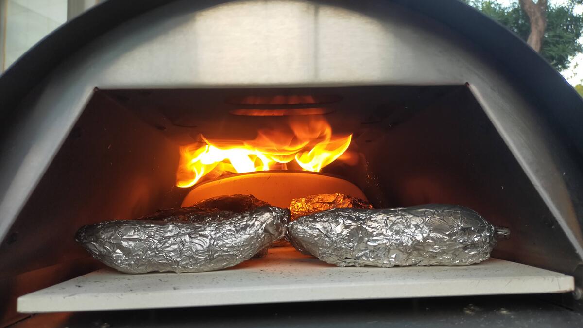 ペレットストーブで焼き芋を作っている。